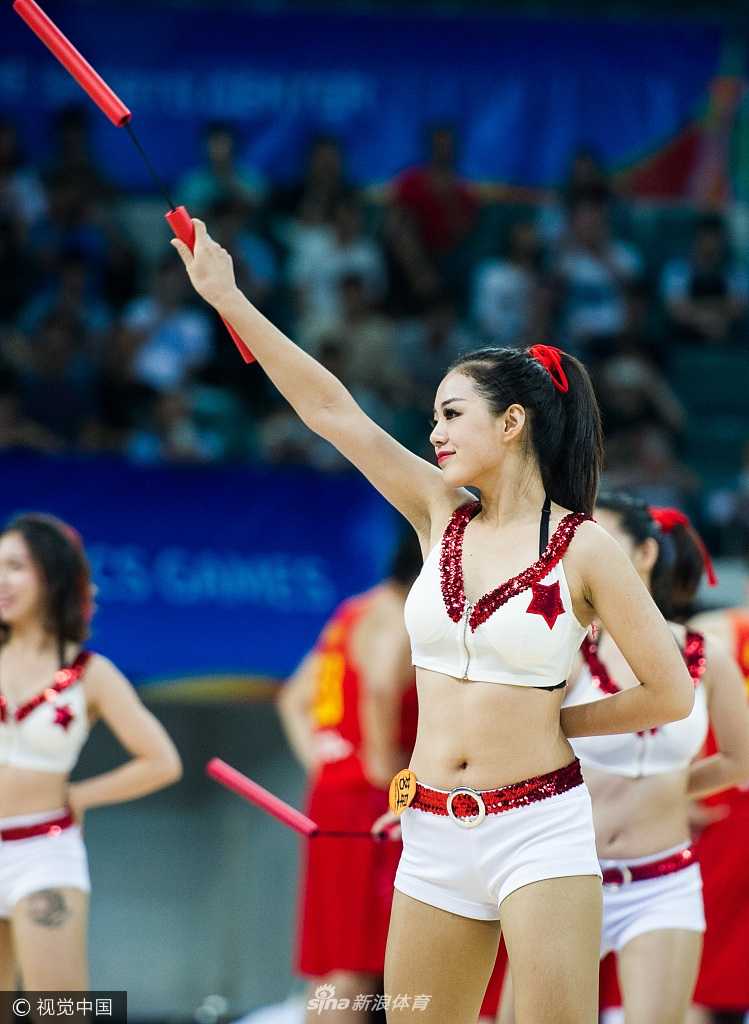 金砖赛场上的中国风:啦啦宝贝功夫舞蹈霸气高抬腿 镜头特写下,这位宝贝的眼神坚定自信,高高抬起的腿部线条笔直,配合着中国功夫的手势,将女性的柔美与武术的刚毅完美结合。