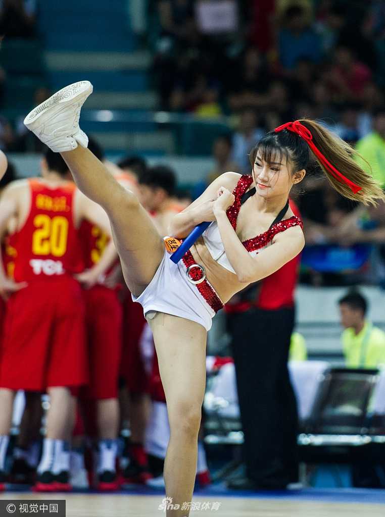 金砖赛场上的中国风:啦啦宝贝功夫舞蹈霸气高抬腿 全景镜头下,所有啦啦队员同时腾空跃起,在空中定格成极具冲击力的功夫姿态,背景的篮球赛场与她们的身影构成了一幅充满活力的画卷。