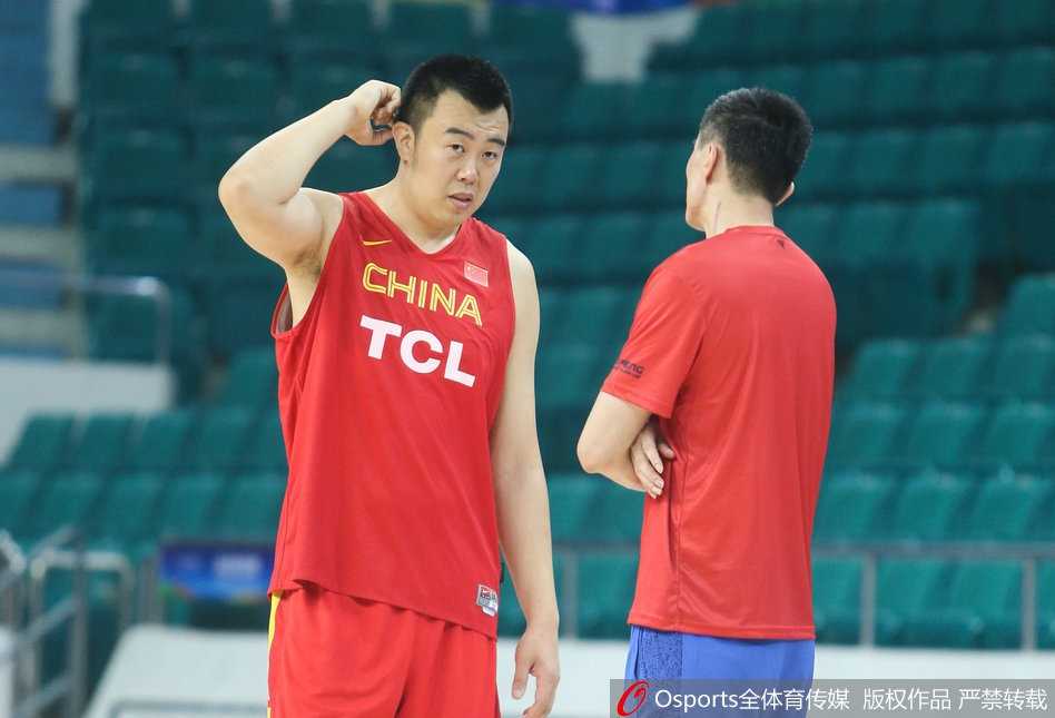 面对俄罗斯双人包夹，韩德君高高跃起，在对抗中强硬摘下前场篮板，落地瞬间他双臂张开护住篮球，眼神中透露出不容侵犯的威严。