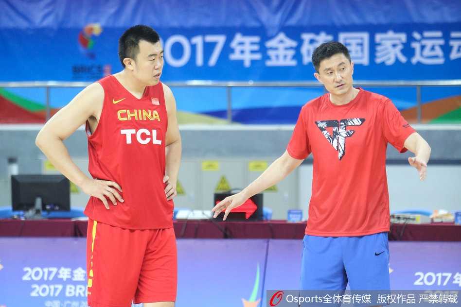 赛前热身环节，韩德君在篮下进行着扎实的卡位练习，他庞大的身躯像一堵墙，汗水早已浸湿了训练服，每一次发力都彰显着他在内线的绝对统治力。