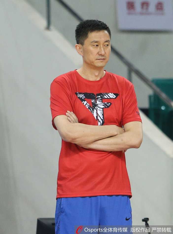 暂停时刻，杜锋蹲在球员中间，语速极快地布置着破解对手联防的策略，替补球员们也纷纷探身倾听，板凳席上凝聚着一股同仇敌忾的力量。