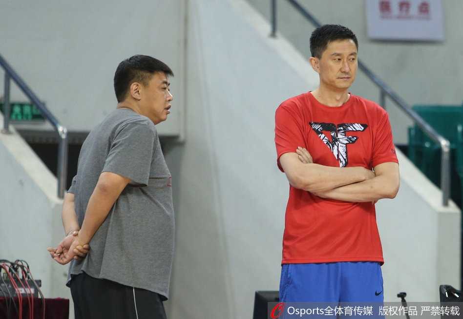 韩德君在低位接球瞬间，面对三名俄罗斯防守球员的合围，他依然奋力起跳，用指尖将球拨向篮筐，虽然身体失去平衡，但求胜的欲望让他无所畏惧。