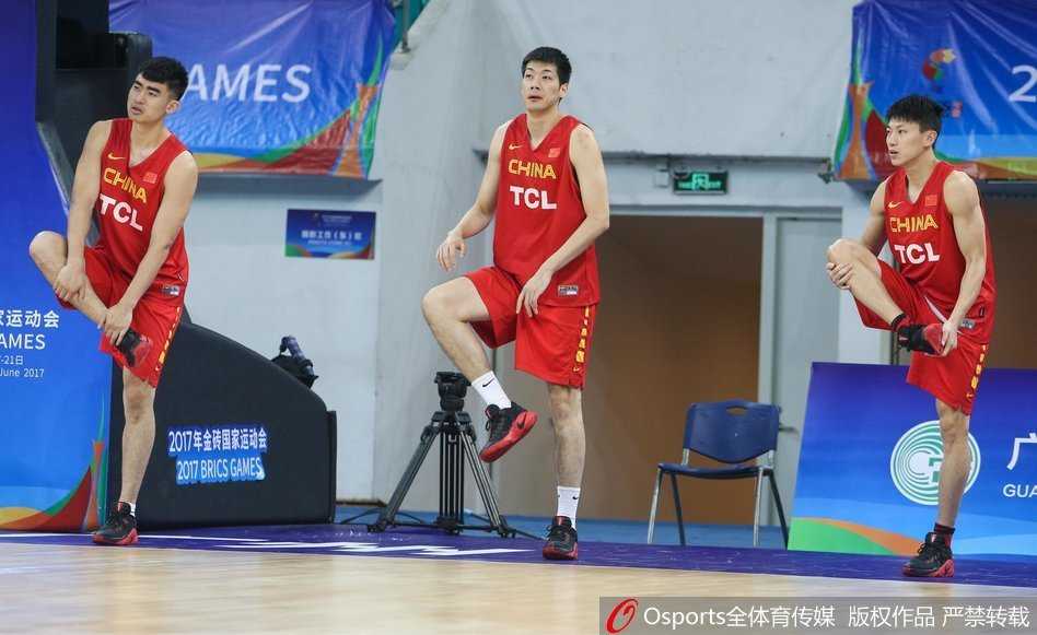 终场哨响，杜锋走向场内，他没有责备失落的弟子，而是轻轻拍了拍韩德君的后背，两人并肩而立，目光望向远方，那里有对未来的无限期许。