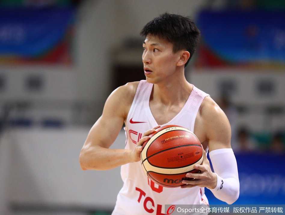 金砖赛场巅峰对决:韩德君力扛俄罗斯高塔,中国男篮蓝队虽败犹荣 刘晓宇在俄罗斯双人包夹下奋力护球,眼神坚毅寻找队友,场上战况激烈