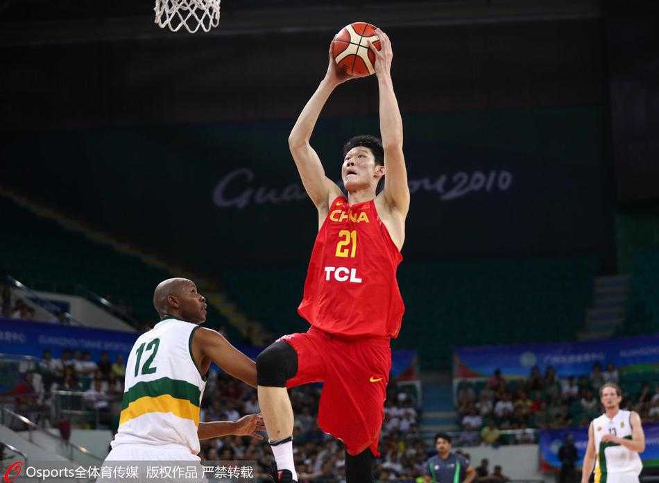 金砖赛场青春风暴 中国男篮蓝队大胜南非显锋芒 中国队后卫刘晓宇运球突破南非队的严密防线,他重心压低,利用娴熟的胯下运球试图晃开防守角度,为队友创造进攻机会。