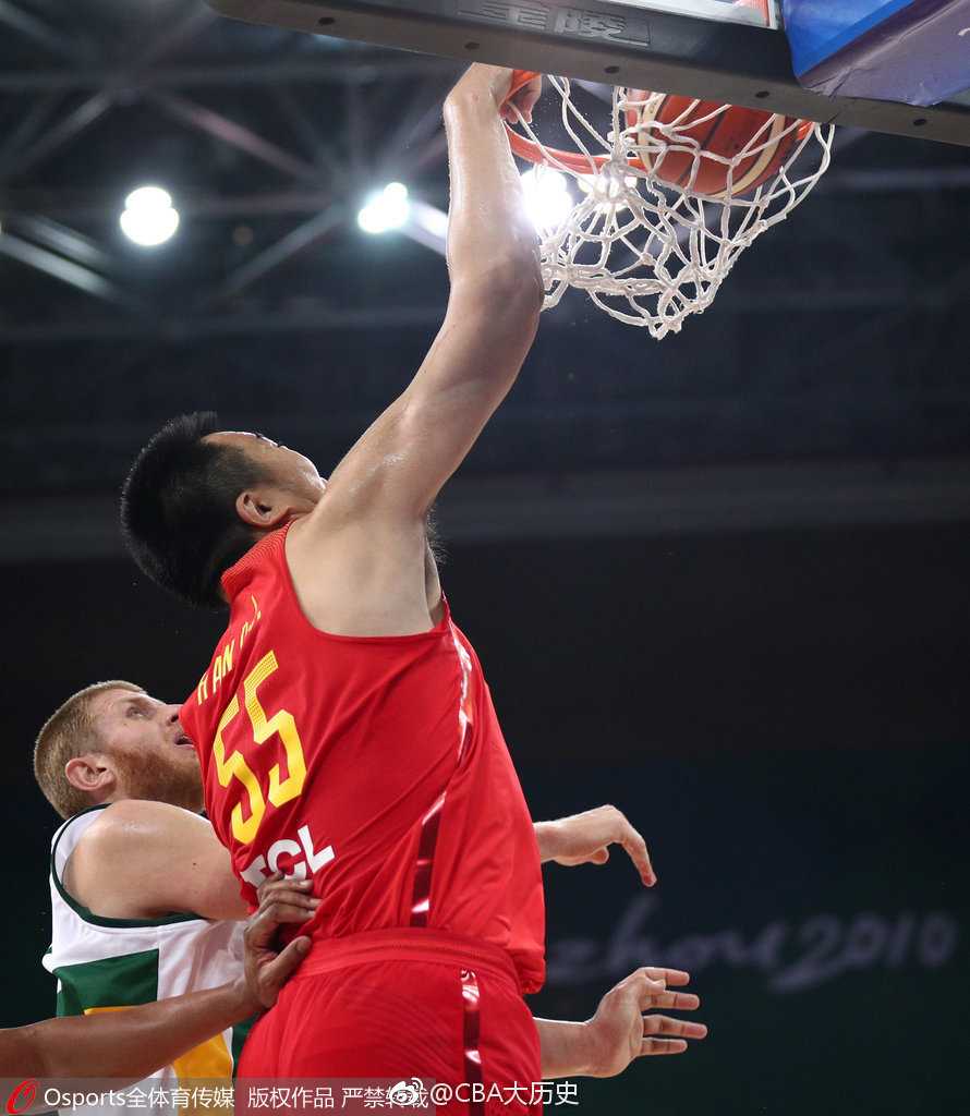 杜锋指导在场边大声呼喊，用手势指挥着球员跑位，神情专注而严肃，他的身后是激情澎湃的现场球迷。