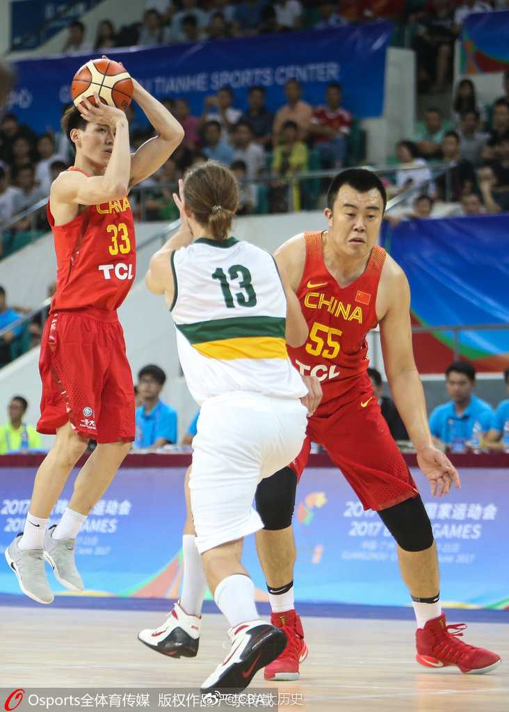 赛后，中国男篮蓝队的队员们围成一圈，互相击掌鼓励，年轻的脸庞上洋溢着胜利的喜悦和对未来的无限憧憬。