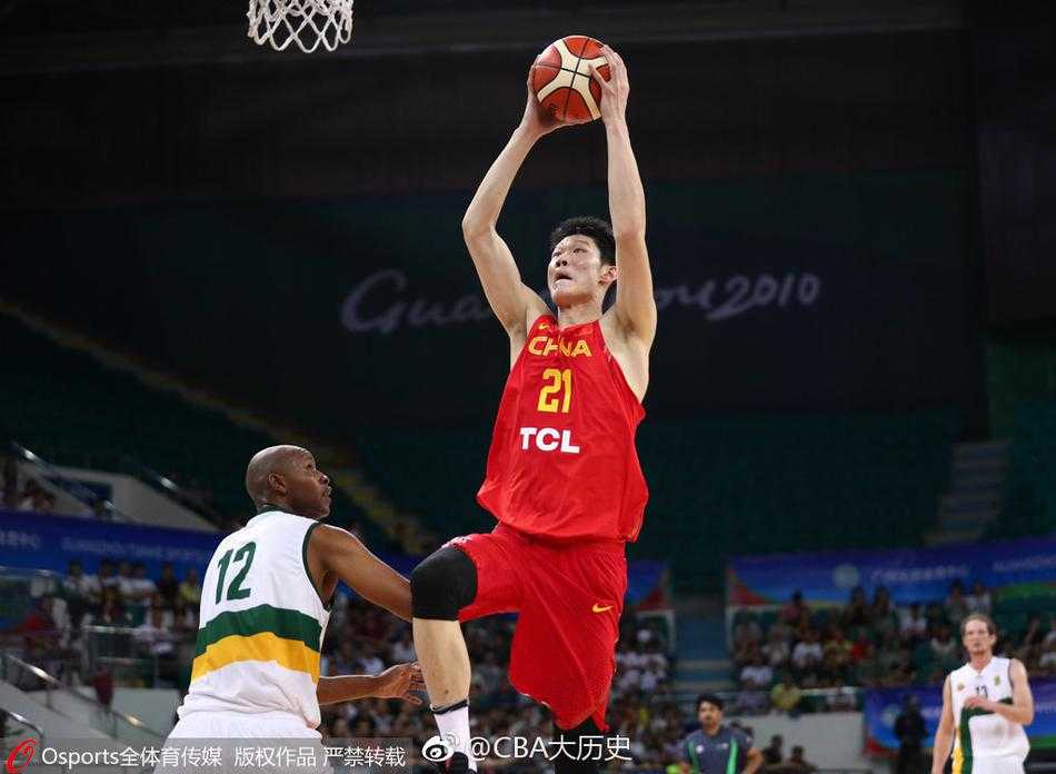 吴前在三分线外快速出手，皮球划过一道优美的弧线应声入网，他的脸上露出了自信而坚定的表情。