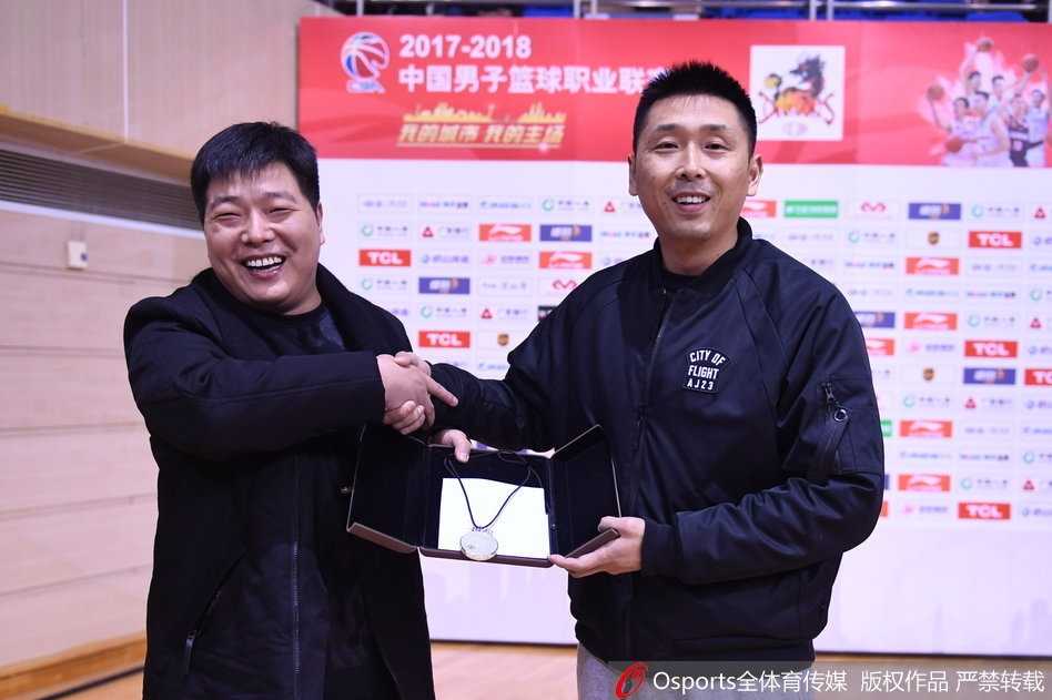 金镶玉寄深情:球迷匠心赠礼致敬胡雪峰传奇生涯 胡雪峰在退役后的首个赛季,于场边神情专注地观看着昔日队友们的激烈拼抢,他的眼神中依然闪烁着对赛场的不舍与热爱。