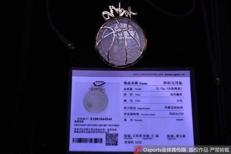 金镶玉寄深情:球迷匠心赠礼致敬胡雪峰传奇生涯 在这张充满故事感的照片中,胡雪峰手捧金镶玉纪念品,身后的背景是即将开始德比战的球场,这一刻,退役的传奇与火热的赛场形成了时空的交错感。