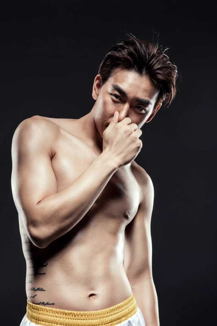 内线悍将唐正东矗立禁区，宽厚背影如城墙般沉稳，眼神中透出定海神针般的霸气