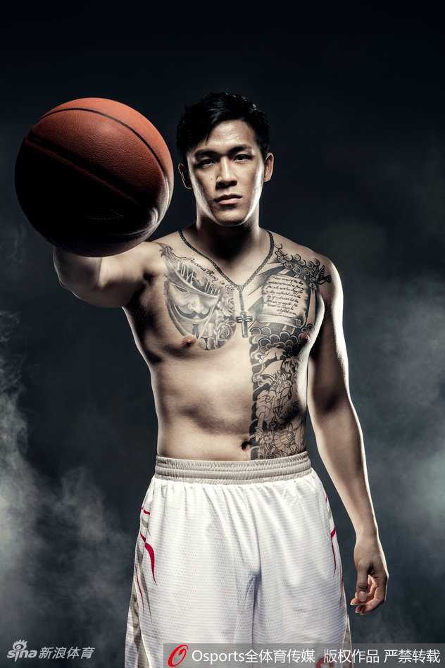 外援琼斯在镜头前霸气十足，干冰制造的雾气在他脚下翻涌，如同踩着祥云的战神，随时准备在新赛季的赛场上掀起得分狂潮。