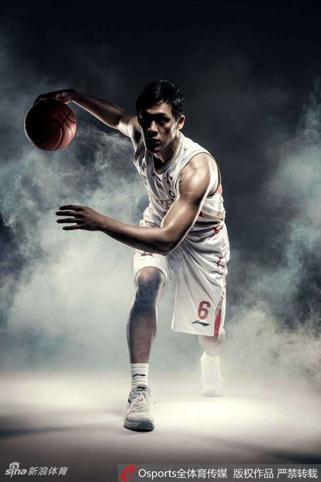 内线支柱唐正东屹立烟雾之中，宛如巍峨山岳，他沉稳的表情与身后的迷蒙背景相得益彰，彰显出定海神针般的领袖气质。