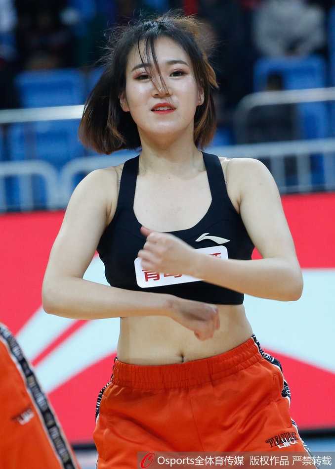 随着音乐的最后一个鼓点，宝贝们摆出结束造型，高举的手臂和自信的笑容凝固了时间，这一刻她们是当之无愧的舞台女王