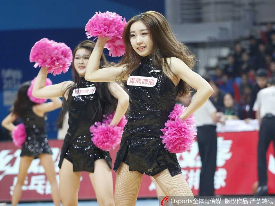 赛后，宝贝们聚在一起合影留念，她们额头挂着汗珠，但笑容依旧甜美，身后是渐渐散场的观众席，这群火辣的身影成为了这个CBA夜晚最温柔的注脚。