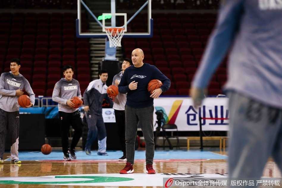 金陵风暴前夕 同曦诸将秣马厉兵静候京城德比 在一次成功的防守之后,外援希克森兴奋地与队友击掌相庆,汗水顺着他的臂膀滑落,这是属于战士的勋章与激情。