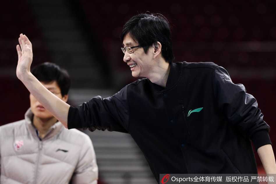 金陵风暴前夕 同曦诸将秣马厉兵静候京城德比 球队主教练杨忠双手抱胸站在场边,眉头微蹙审视着场上的每一次跑位,他的大脑正在飞速运转,为明晚的排兵布阵做着最后的推演。