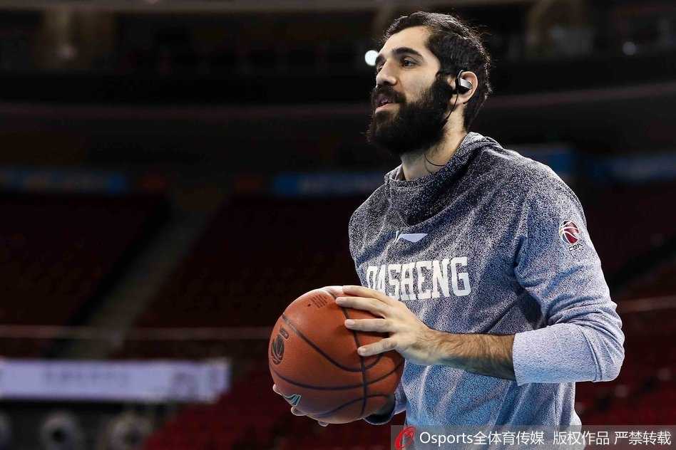 金陵风暴前夕 同曦诸将秣马厉兵静候京城德比 外援巴赫拉米在底角稳稳出手三分,皮球划过一道完美的弧线空心入网,他的眼神中透露出亚洲顶级锋线的自信与沉稳。