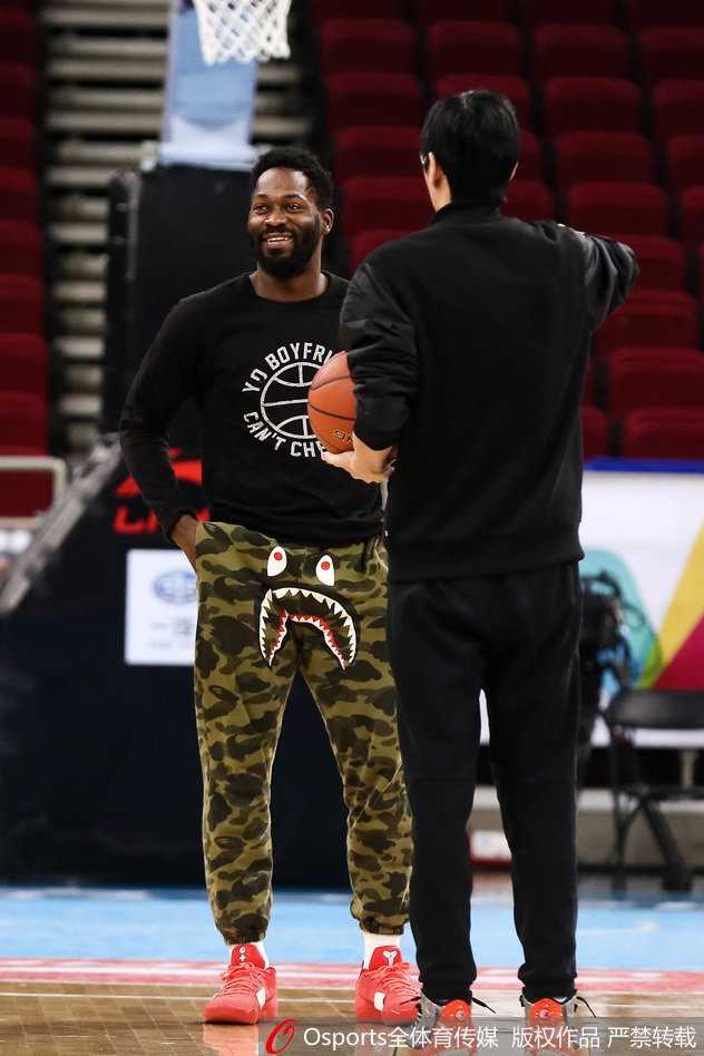 金陵风暴前夕 同曦诸将秣马厉兵静候京城德比 训练结束,周仪翔加练投篮直至最后,孤独的身影在空旷的球馆里一次次跃起,对胜利的渴望在这一刻变得无比具象。