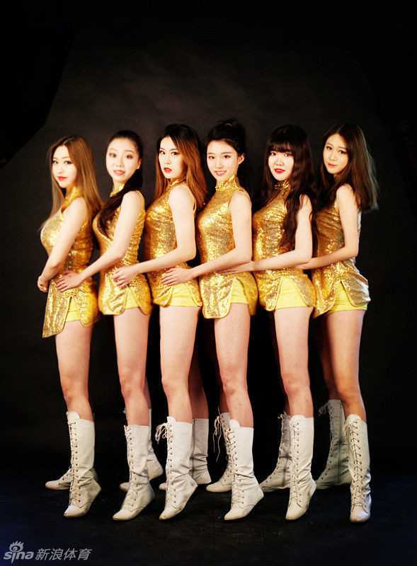 金鸡报晓迎新春 辽篮啦啦队俏皮贺岁 一位辽篮啦啦队宝贝身着鲜艳的红色传统服饰,双手抱拳,眉眼弯弯笑得格外甜美,正以古风古韵的方式向观众行礼拜年