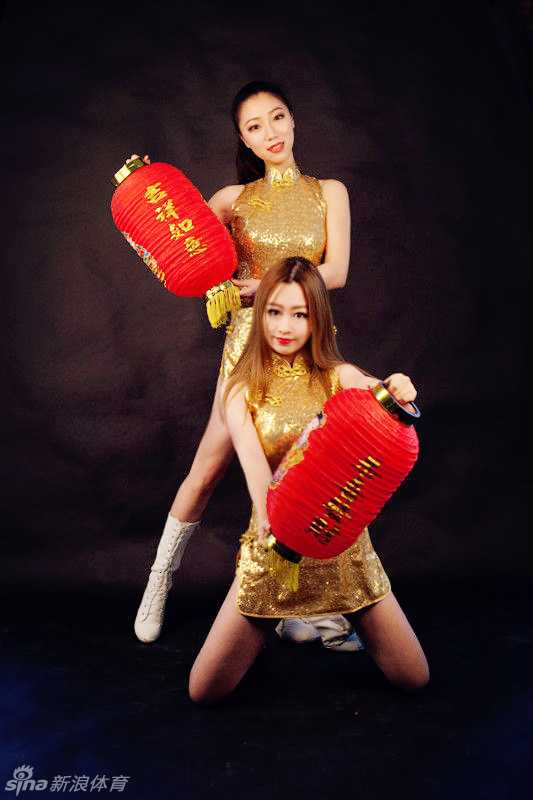 金鸡报晓迎新春 辽篮啦啦队俏皮贺岁 几位宝贝一起对着镜头比出爱心的手势,她们身穿色彩鲜艳的节日盛装,背景是红彤彤的剪纸装饰,将新年的欢乐气氛推向高潮