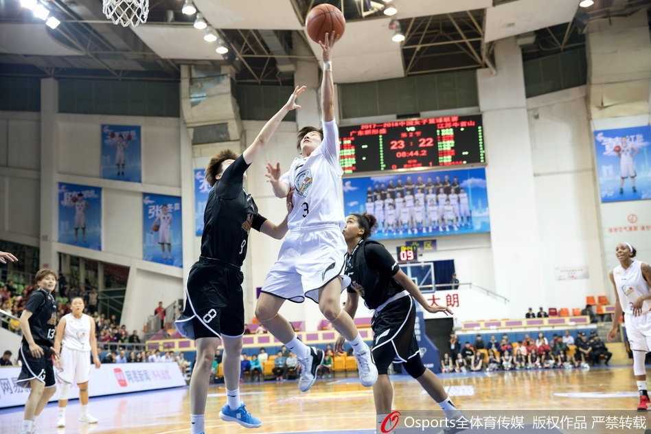 比赛开场跳球瞬间，广东与江苏两名中锋如弹簧般跃起，指尖几乎同时触到皮球，身后的队友们已呈进攻姿态，整个球馆的空气仿佛瞬间凝固，一场龙争虎斗就此拉开序幕。