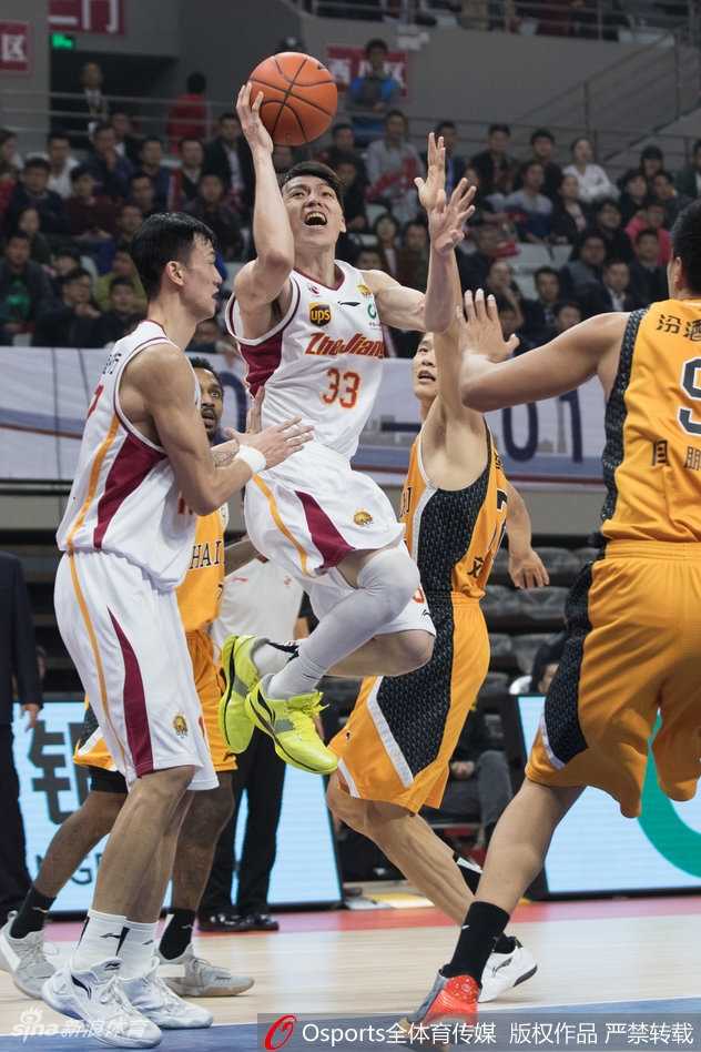 斯托克斯送出一记惊天大帽，将山西外援詹宁斯的上篮无情扇飞，皮球被钉在篮板上的瞬间，仿佛连空气都凝固了。