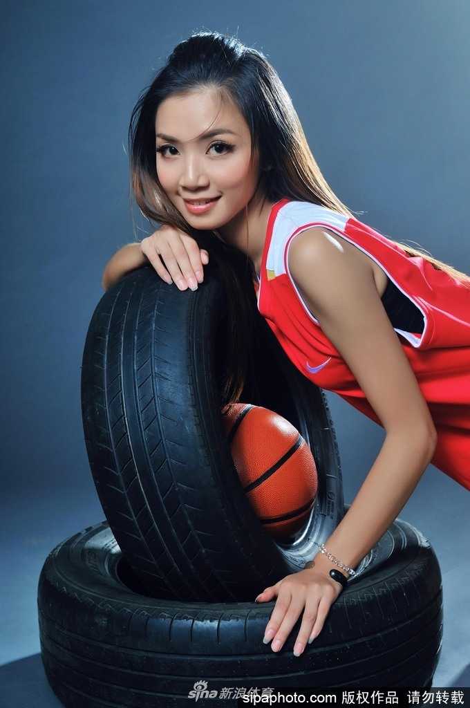 钟苑庄篮球宝贝写真 动感光影间尽展活力美型 钟苑庄坐在篮球上,双腿自然前伸,明媚笑容与球场木地板的暖色调相得益彰