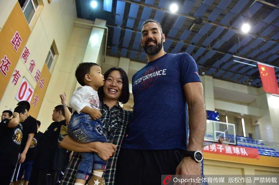 钻石之光闪耀校园:回顾斯科拉在太原五中的那场温暖邂逅 留着标志性飘逸长发的斯科拉现身太原五中体育馆,他一出现瞬间点燃全场热情,学生们挥舞着手中的欢迎牌,眼神中满是见到偶像的欣喜与激动。