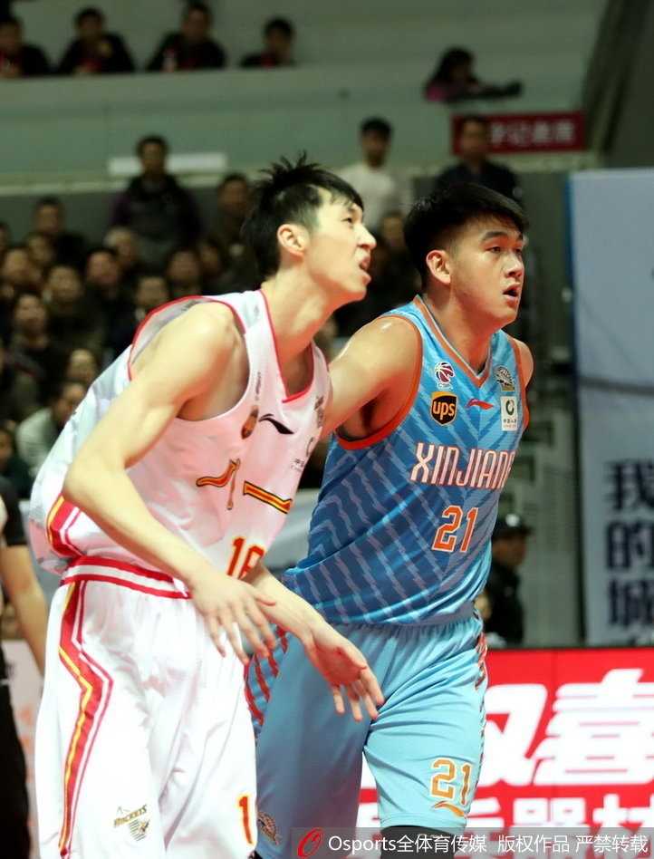 新疆队西热力江在八一队主场球迷震耳欲聋的呐喊声中，依然沉着冷静地出手超远三分，篮球在空中旋转着飞向篮筐。