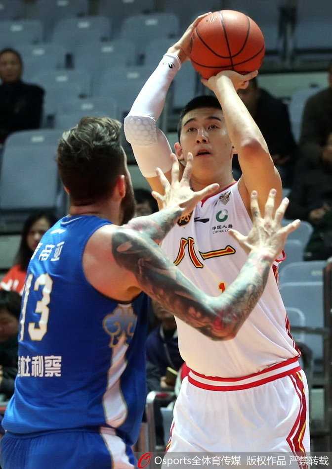 八一队小将雷蒙在三分线外果断出手，皮球在空中划出一道美丽的弧线，他的眼神中充满了对胜利的渴望。