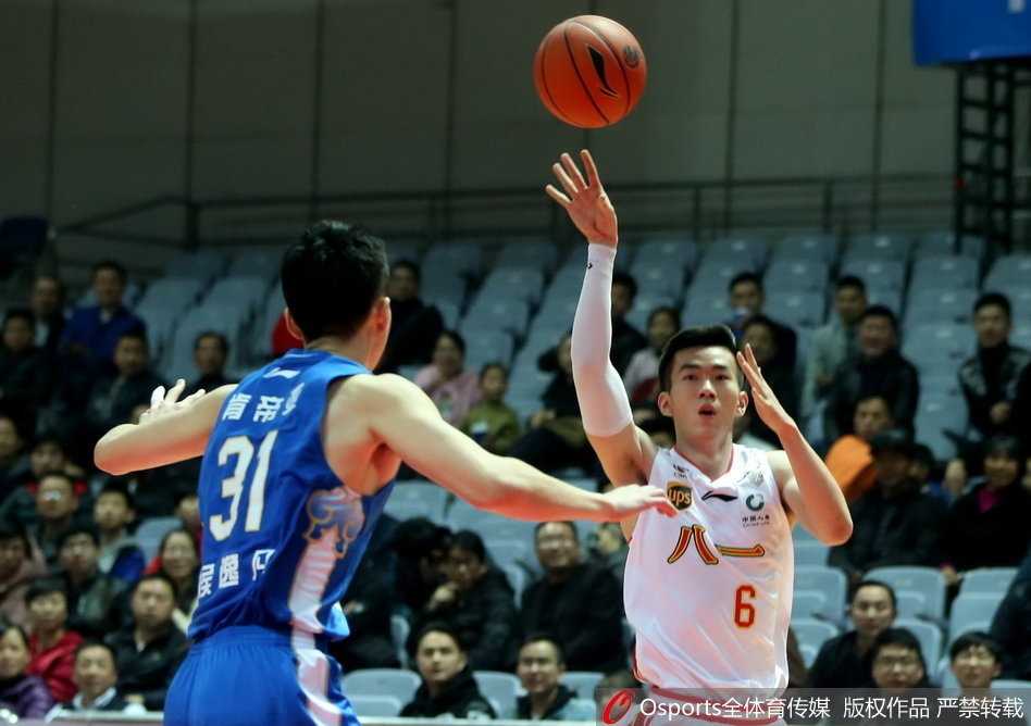 江苏队外援马尚·布鲁克斯面对八一队多人包夹防守，依然闲庭信步，眼神坚毅地寻找队友传球路线。