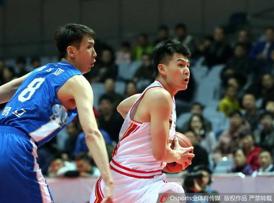 江苏队球员侯逸凡底角三分命中后，握拳怒吼，与队友撞胸庆祝，现场的气氛瞬间被点燃。