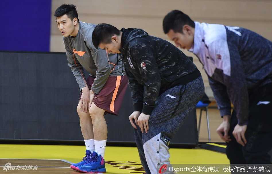 铁军在即,运筹帷幄——回望八一队赛季关键备战时刻 球员们在进行战术演练,专注的神情和整齐划一的动作,显示出平日严苛的训练标准,即便是一次普通训练也如同实战般认真。