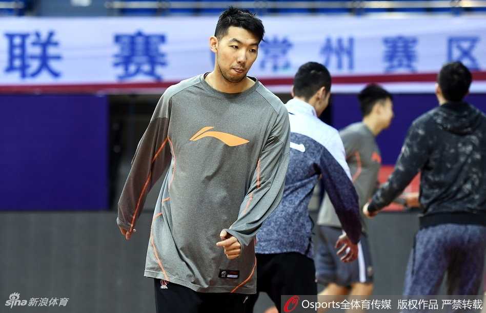 铁军在即,运筹帷幄——回望八一队赛季关键备战时刻 主教练阿的江双手抱臂,目光如炬地凝视着训练场上的每一个细节,仿佛要将战术板上的策略深深烙印在球员心中。