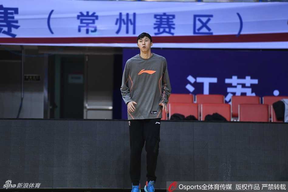 铁军在即,运筹帷幄——回望八一队赛季关键备战时刻 阿的江指导将队员聚拢在身边,他一边比划着战术手势,一边神情严肃地进行面授机宜,团队凝聚力的气息扑面而来。