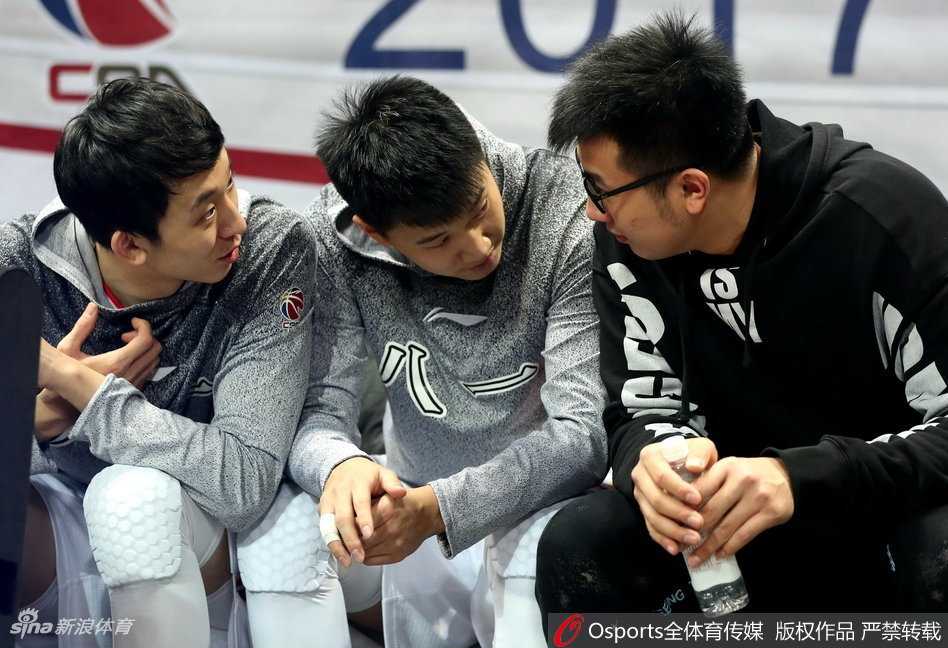 邹雨宸抿嘴低头神情落寞