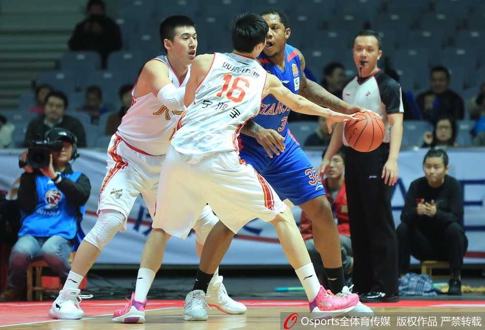 本场发挥最耀眼的张祖铭持球突破，他眼神坚毅，一个变向加速甩开防守人，全场球迷起立为他每一次进攻喝彩