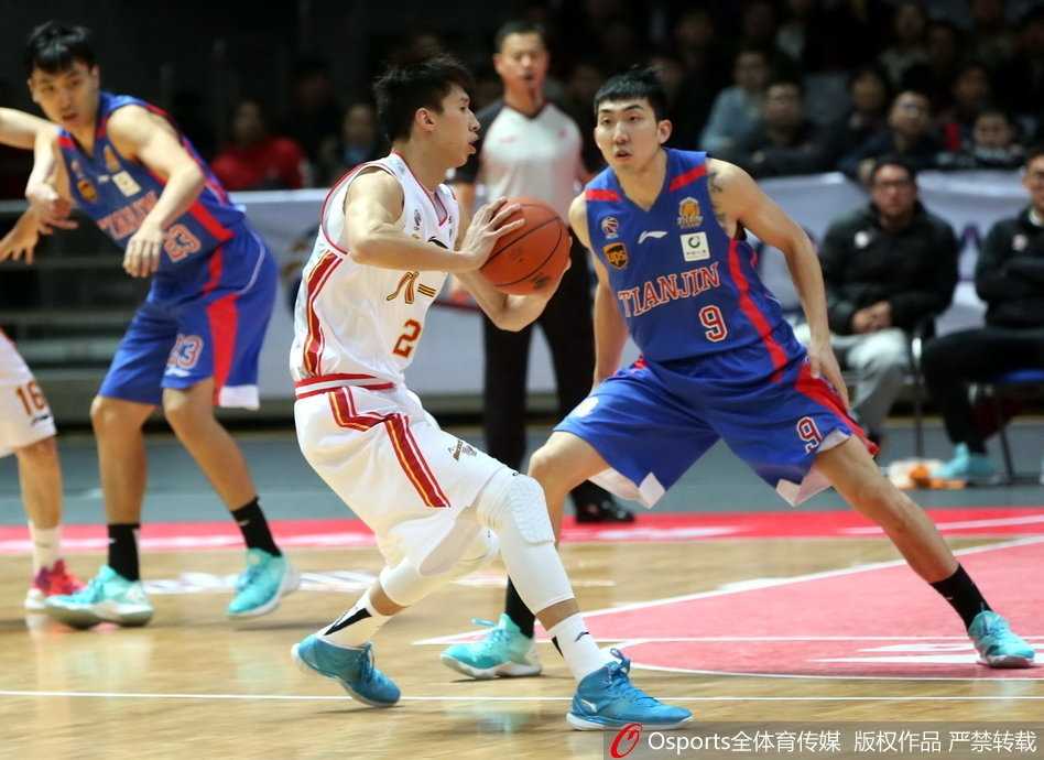 赛后，八一队全体球员聚集在场地中央，肩搭着肩围成一个圈，共同庆祝这场来之不易的胜利，年轻的面孔上写满了骄傲