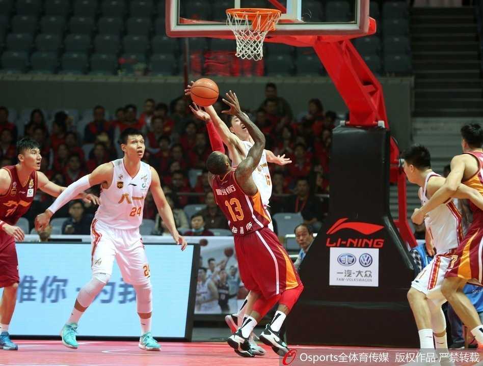 八一队张祖铭抢断后如猎豹般迅速前插，高高跃起单手劈扣，气势如虹，主场观众瞬间沸腾。