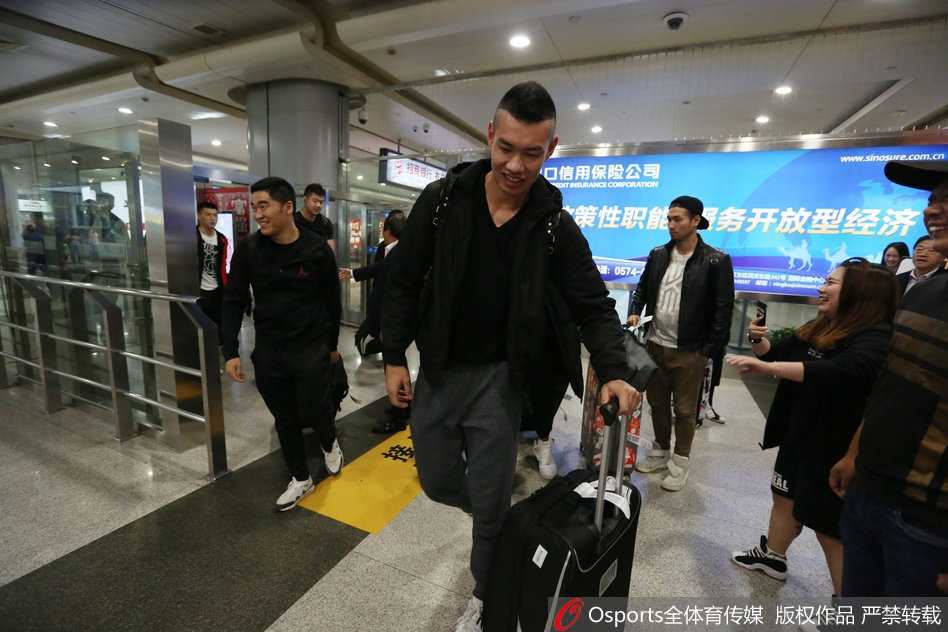 酒会现场，年轻队员们身着便装围坐一桌，付豪正侧耳倾听队友说笑，眼神清澈而专注，青春的活力与团队的和谐在这一刻完美定格。