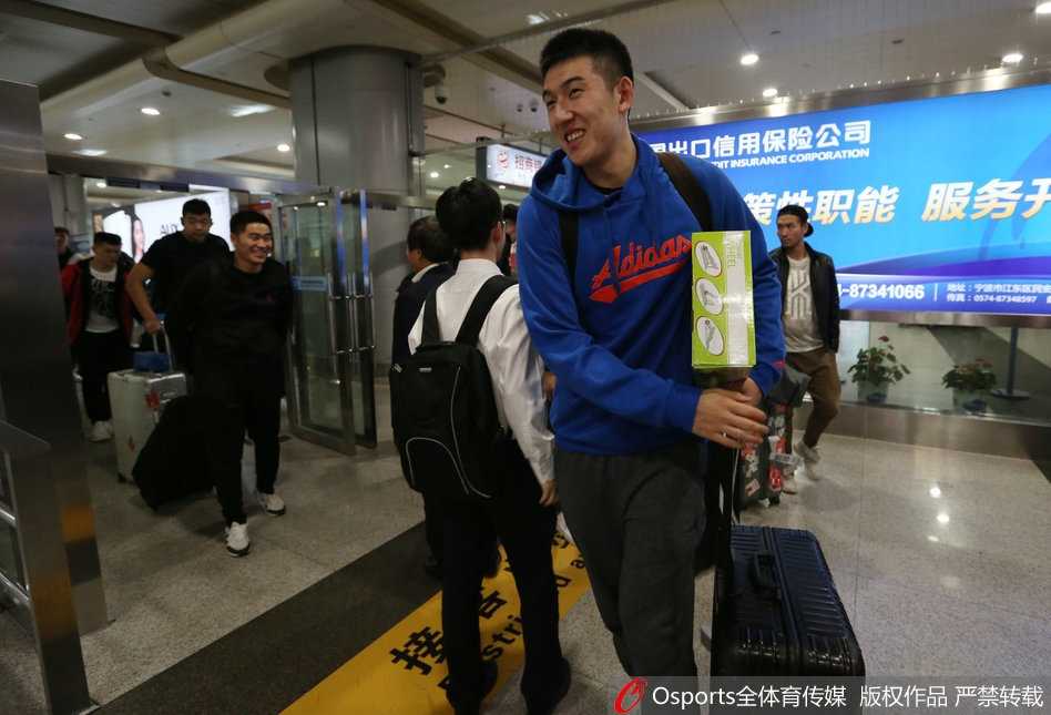 在酒店大堂，主教练阿的江面色从容地接受着工作人员的问候，他身后是来来往往搬运着行李的队员，一幅大战前夕的宁静画卷正在北仑展开。