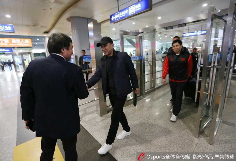 八一男篮的大巴车刚停稳，球员们提着行李有序走下，走在最前面的球员目光坚定，仿佛预示着新赛季即便荆棘满途，他们也将义无反顾。