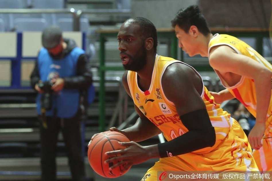 铁军末节崩盘十二连败 大唐神勇助同曦逆袭 同曦外援希克森在八一队内线球员的严密防守下,依然强行起跳,将球放入篮筐,展现强大的个人能力。