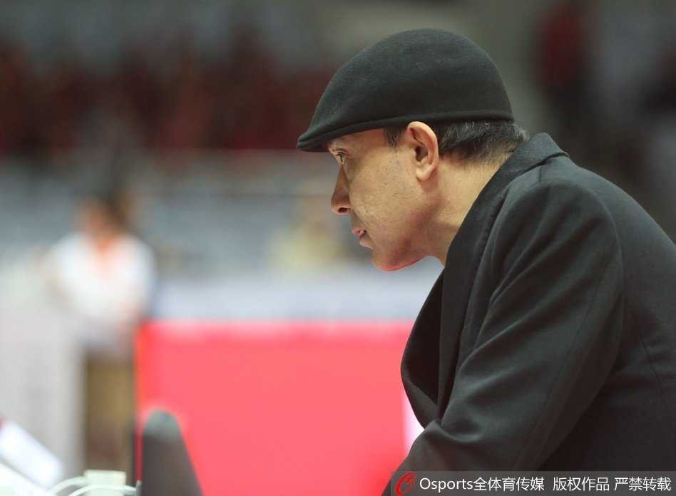 铁军末节崩盘十二连败 大唐神勇助同曦逆袭 八一队年轻球员在进攻中高高跃起,试图越过同曦外援的指尖完成投篮,充满了青春的朝气和不屈。