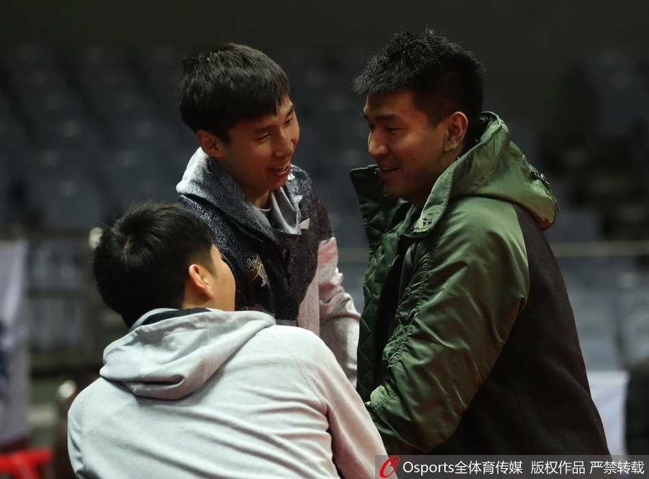 铁军游子归家暖:八一旧将王磊与昔日战友深情相拥 王磊身披山西队战袍重返宁波,赛前他与昔日八一队友在场地中央热情握手拥抱,虽然球衣颜色已从军旅蓝变为猛龙黄,但脸上的笑容依旧真挚而温暖。