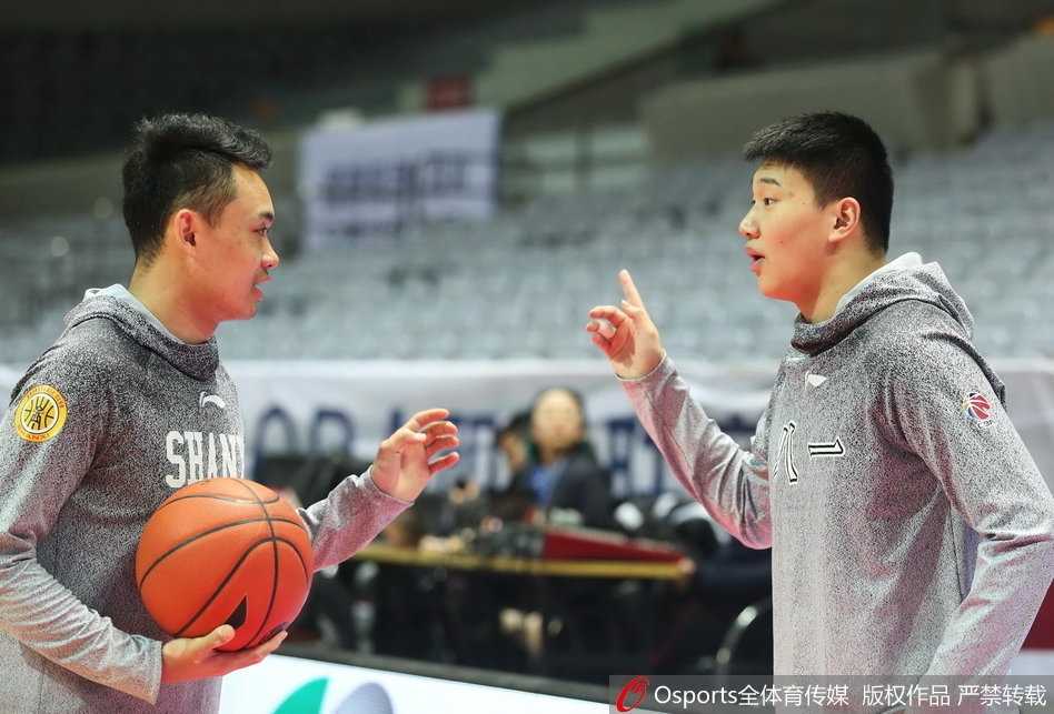 铁军游子归家暖:八一旧将王磊与昔日战友深情相拥 赛前热身完毕,王磊特意绕到八一替补席,他与曾经的队友许钟豪勾肩搭背,两人低头细语,仿佛在回忆过去一起训练时的趣事,场面十分温馨。