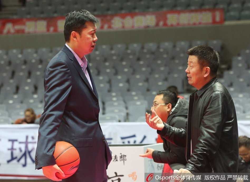 铁军游子归家暖:八一旧将王磊与昔日战友深情相拥 面对年轻的后辈,王磊眼神中充满了鼓励与温情。虽然此时他已身披客队战袍,但看着这些穿着八一球衣的年轻人,仿佛看到了当年那个刚入队时血气方刚的自己,这一幕令在场无数老球迷动容。