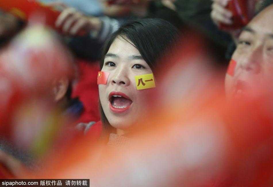 铁军虽败犹荣,美女球迷成宁波冬夜最暖风景 尽管主队比分落后,这位妆容精致的短发美女球迷依然托腮凝望赛场,眼神中没有责备只有坚定,仿佛在用沉默传递着不离不弃的支持。