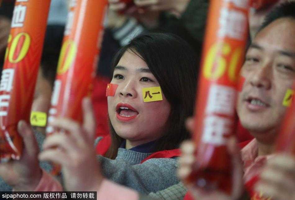 铁军虽败犹荣,美女球迷成宁波冬夜最暖风景 比赛进入白热化阶段,一位气质优雅的女球迷与同伴激动地讨论着场上局势,手中的加油棒高高举起,成为了看台上最亮眼的风景。